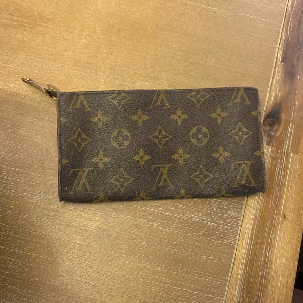 Louis Vuitton  Authentic Monogram GM Bucket Bag - Picture 8 of 14